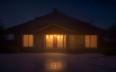 护士姐姐在护士站灯下认真书写护理记录，夜晚安静的走廊背景，画面充满职业坚守的温度